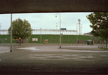 835273 Gezicht op het Stadion Galgenwaard (Stadionplein) te Utrecht, vanonder het viaduct in de Rijksweg 22.